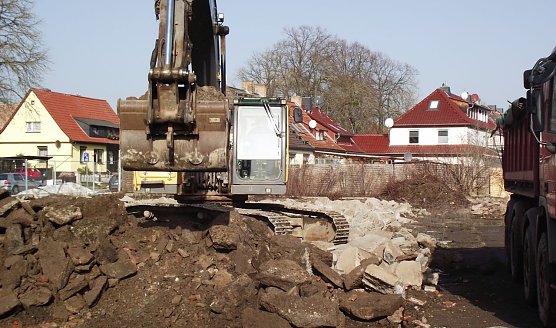 Mit Eigenheimen soll die L&uuml;cke auf der Ostseite  parallel zu den H&auml;usern An der Bleiche geschlossen werden. Baubeginn k&ouml;nnte noch vor dem Sommer sein. (Foto: Kurt Frank)