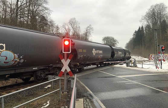 Momentan blockiert ein Schwerlastzug den Bahn&uuml;bergang (Foto: S.Dietzel)