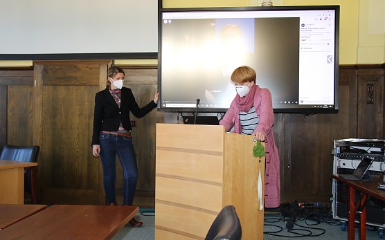 Pressesprecherin Jessica Piper (re.) bereitet die Pressekonferenz im gro&szlig;en Plenarsaal vor (Foto: oas)