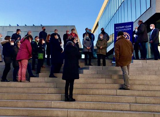 8.000 Euro f&uuml;r 22 Vereine - die Lions und Rotarier &uuml;bergaben heute die gesammelten Spenden aus ihrer Advents-Kalender Aktion (Foto: H. Haase)