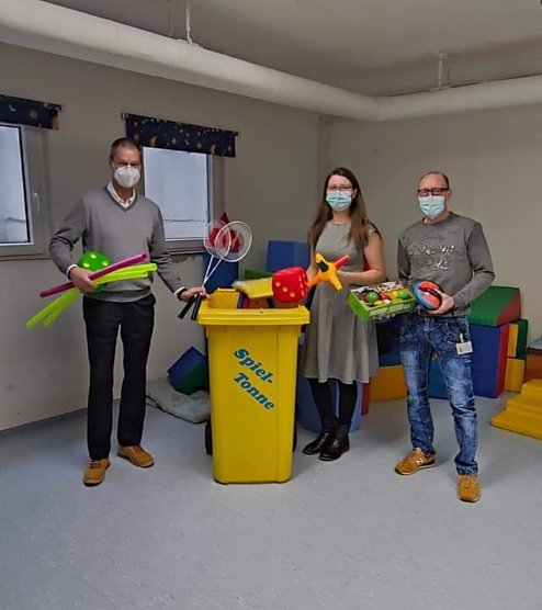 Am Kindergarten "Kleine Strolche" konnte man sich jetzt &uuml;ber eine "Spiele-Tonne" freuen (Foto: Juliane Gro&szlig;e)