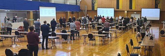 Zu Beginn der gestrigen Sitzung gedachten die Stadtr&auml;te der Corona-Opfer (Foto: nnz)