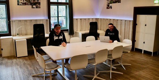 Christoph Rode (links) und Thomas Herwig in den neuen Vereinsr&auml;umen des Jugendclubhauses (Foto: agl)