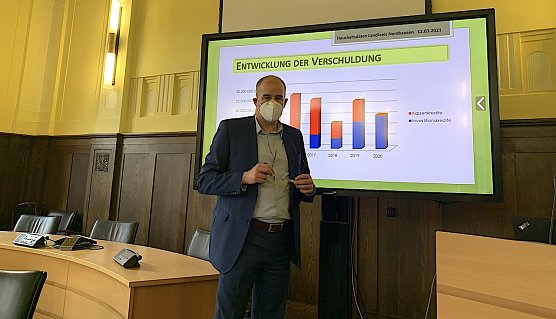 Doziert wie ein Wirtschaftsprofessor: Landrat Matthias Jendricke (Foto: oas)