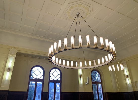 Imposante Deckenlampe im gro&szlig;en Plenarsaal (Foto: oas)