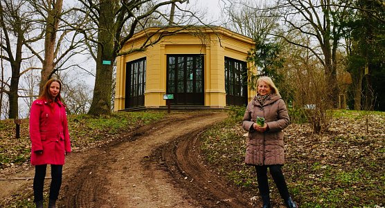 Tun, was m&ouml;glich ist: Daniela Althaus (links) und Hannelore Haase erl&auml;uterten heute was im Park Hohenrode im BUGA-Jahr trotz Pandemie geplant werden kann (Foto: agl)