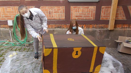 Die Schatzkiste des KILA und seine K&uuml;nstlerinnen (Foto: F.Tuschy)