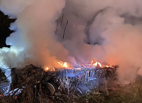 Abgebrannter Bauwagenauflieger bei Bielen (Foto: Silvio Dietzel)