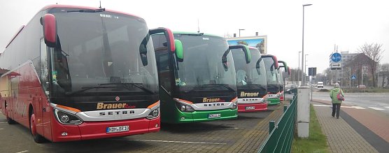 Noch stehen die schmucken Reisebusse nebeneinander vor dem Betriebshof von Brauer-Reisen. Im Sommer k&ouml;nnten sie wieder mit entspannten Passagieren an Bord auf Reisen gehen. (Foto: Kurt Frank)