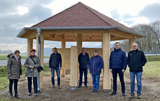 Foto von links nach rechts: Heike Stolle, Projektleiterin Hotspot-Projekt Gipskarst S&uuml;dharz � Artenvielfalt erhalten und erleben beim LPV, Silke Staubitz, Hotspot-Projektmitarbeiterin, Andreas Gerbothe, Klaus R&ouml;diger, engagierter B&uuml;rger der Gemeinde Obersachswerfen, Astrid Koschorreck, Gesch&auml;ftsf&uuml;hrerin LPV, Ronald F&ouml;rderer und  Dietmar Zierenberg, Tischlermeister, (beide Markusgemeinschaft) (Foto: LPV)