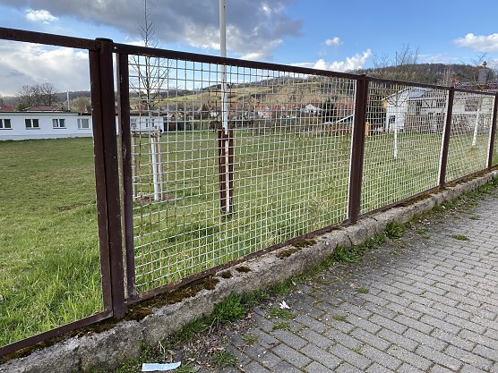 Sanierungsbed&uuml;rftig: Zaun am Festplatz (Foto: Sandra Witzel)
