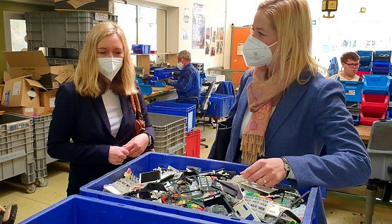 CDU-Landratskandidatin Jeanette Goedecke und die CDU Landesvorsitzende, Beate Mei&szlig;ner, in den Werkst&auml;tten der Lebenshilfe (Foto: CDU Kreisverband Nordhausen)