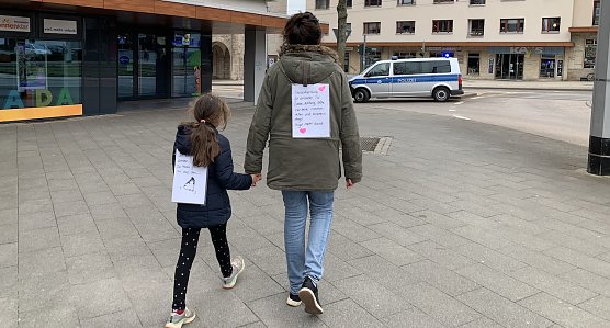 Mehrere Eltern kamen mit ihren Kindern um gegen die Maskenpflicht zu demonstrieren (Foto: oas)