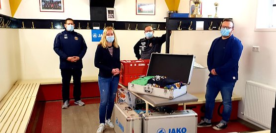 Jeanette Gedecke im Kreise der Krimde&ouml;der Vereinsverantwortlichen (Foto: R.Fullmann)