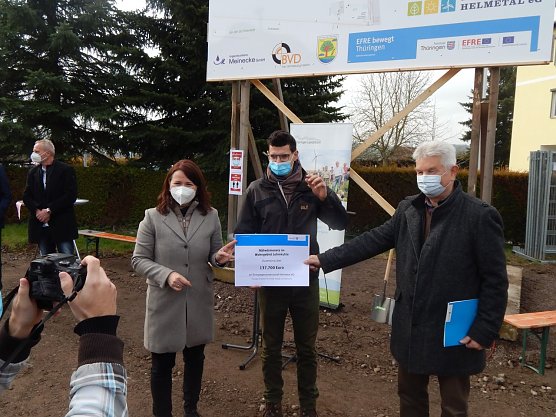 Unterst&uuml;tzung f&uuml;r das Pilotprojekt gab es auch aus Erfurt: Umweltminsiterin Anja Siegesmund hatte einen Scheck f&uuml;r die Energiegenossenschaft mitgebracht (Foto: agl)