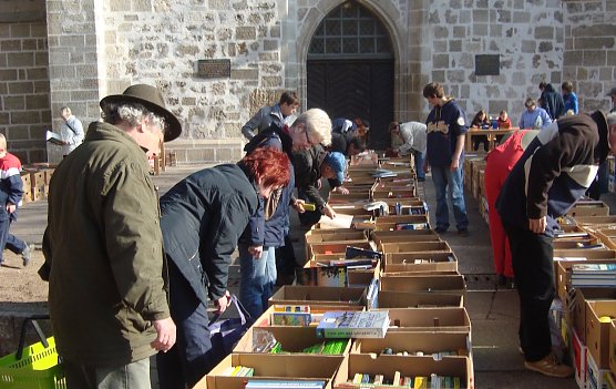 B&uuml;chermarkt vor der Blasiikirche (Foto: F.Tuschy)