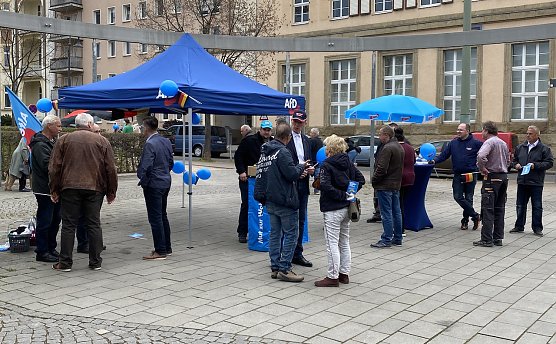 Infostand der AfD vor dem Nordh&auml;user Theater (Foto: oas)