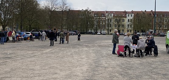 Kaffeekr&auml;nzchen der "Freidenker" auf dem Bebelplatz (Foto: oas)