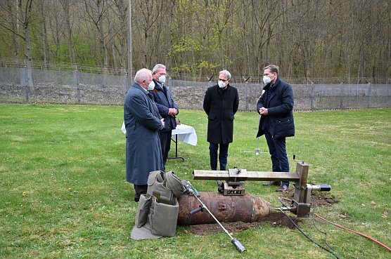 Innenminister Georg Maier beim Besuch der Firma Tauber Delaborierung (Foto: TMIK)
