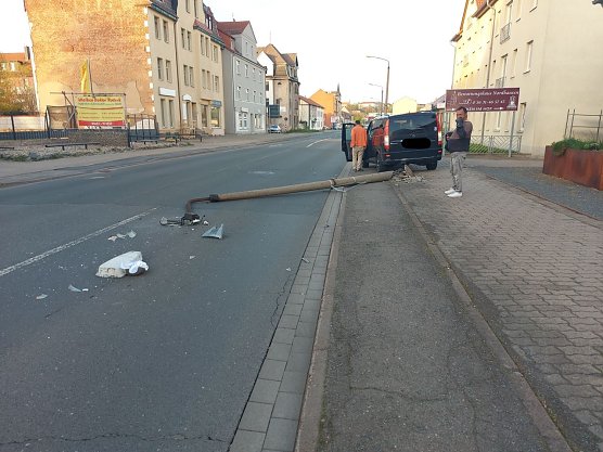 In der Freiherr-von-Stein Stra&szlig;e &uuml;bersah ein Fahrer beim zur&uuml;cksetzen einen Lichtmasten (Foto: Frank Meier)