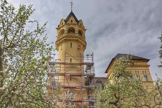 Am Haus Meyenburg wird der Turm dieser Tage einger&uuml;stet (Foto: Stadtverwaltung Nordhausen)