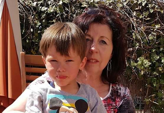 Oscar Ra&szlig;bach mit Oma Barbara (Foto: Hannes Nordmann )