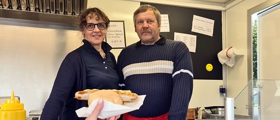 Birgit und Peter Maas verkaufen bei Werther Th&uuml;ringer Bratwurst (Foto: nnz)
