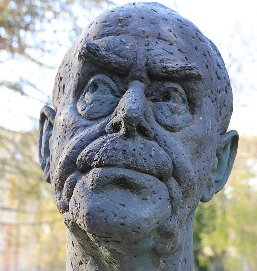 Hier blickt der Meister noch skeptisch aufs Thomas-Mann-Haus (Foto: W.Reuter)