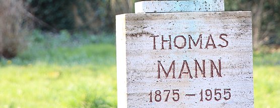 Der im Garten verbliebene Teil des Kunstwerkes gleicht nun eher einem Grabstein (Foto: W.Reuter)