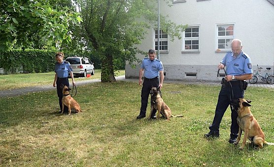 Hundef&uuml;hrer mit ihren Tieren vor der Polizeiwache (Foto: LPI NDH)