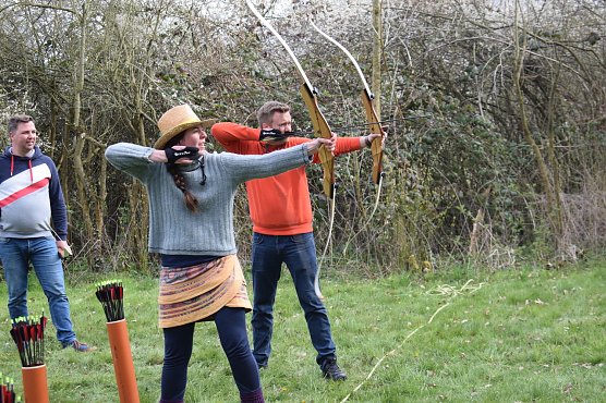 Gemeindearbeit mit Pfeil und Bogen (Foto: R.Englert)