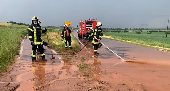 Stra&szlig;e nach Heringen musste von Schlamm befreit werden (Foto: Feuerwehr Auleben)