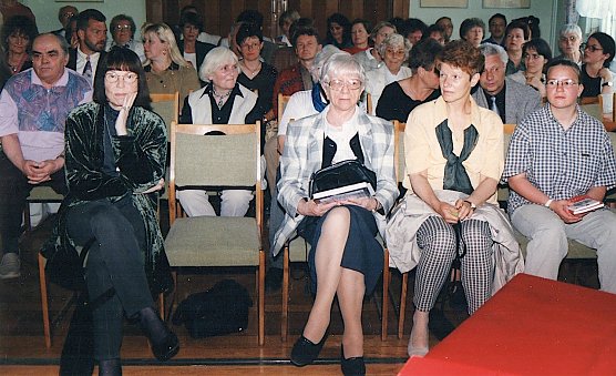 Die verstorbene K&uuml;nstlerin 1997 anl&auml;&szlig;lich einer Lesung mit Sarah Kirsch (links) (Foto: H.Kneffel)