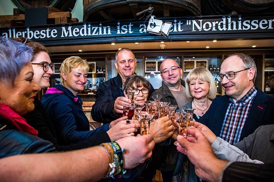 Korn-Kostprobe in der Niederlage der Traditionsbrennerei (Foto: Echte Nordh&auml;user Traditionsbrennerei)