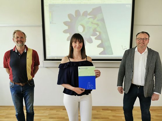 Absolventin Laura Hinsching mit Studiendekan Prof. Dr.-Ing. Folker Fl&uuml;ggen und Betreuer ihrer Masterarbeit, Dipl.-Ing. Frank Einicke (Foto: Laura Hinsching)