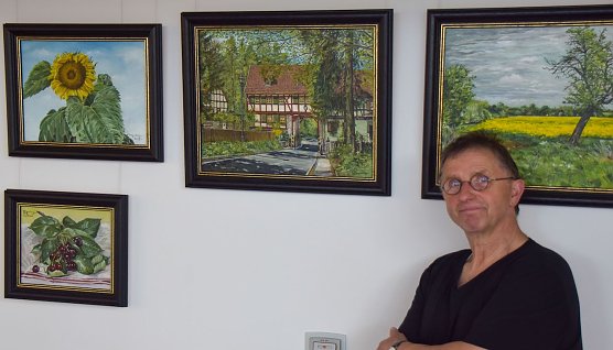 Der K&uuml;nstler Karl-Heinz Vogeley vor seinen Werken (Foto: J.Eidam)
