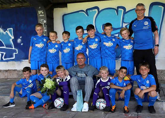 Sponsor Uwe Rollfinke inmitten der F1-Junioren, die stolz ihre neuen Trikots pr&auml;sentierten. (Foto: FSV Wacker 90 Nordhausen)