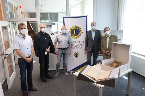 v.l.n.r.: OB Kai Buchmann, Dr. Theilemann (Stadtarchiv), Herr G&ouml;rk und Herr Richter (beide Lion ́s Nordhausen), Herr B&uuml;rgermeister a.D. Dr. Schr&ouml;ter (Foto: Stadtverwaltung Nordhausen)