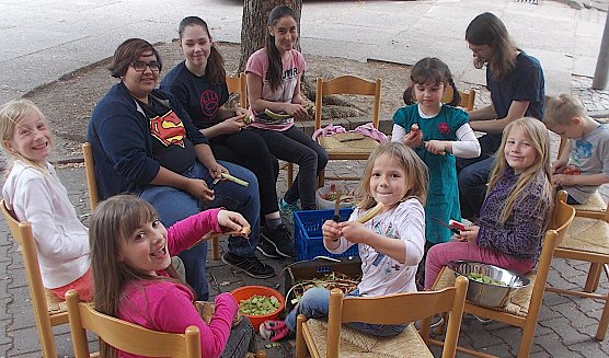 Rhabarber kochen im KILA (Foto: F.Tuschy) Rhabarber kochen im KILA (Foto: F.Tuschy)