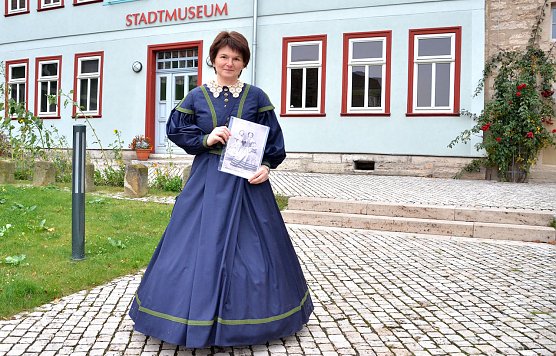 Kati Kaiser vor dem wieder er&ouml;ffneten Langensalzaer Stadtmuseum (Foto: M.Fromm)