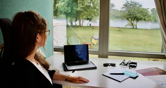 Insgesamt f&uuml;nf Arbeitspl&auml;tze bietet das "co-working" Angebot, zwei davon mit direktem Seeblick (Foto: agl)