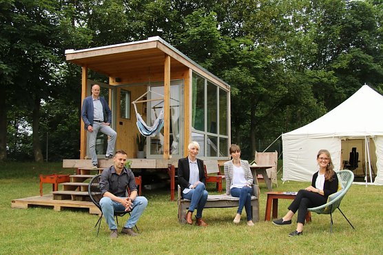 Auch mal etwas ausprobieren: das Team des Regionalmanagements Nordth&uuml;ringen, Ricardo Droescher aus dem Bereich Kreisentwicklung und Landrat Jendricke am "tiny office" (Foto: agl)