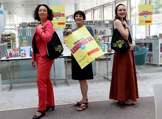 Startschuss zum Lesefest, v.l.: Vera Angelstein von der Kreissparkasse, Bibliotheksleiterin Hildegard Seidel und Bibliothekarin Susanne Aschoff (Foto: Stadtverwaltung Nordhausen)