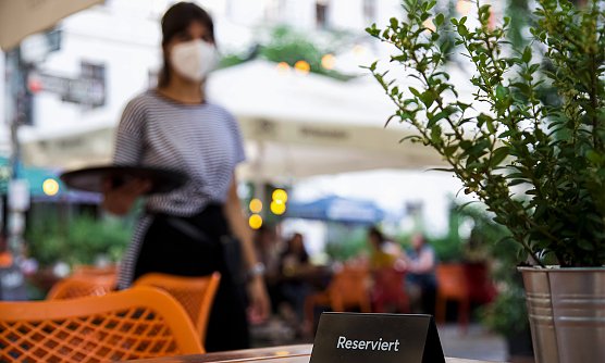 Servicekraft h&auml;nderingend gesucht: Viele Hotels und Gastst&auml;tten finden aktuell kein Personal � weil w&auml;hrend der Lockdowns ein gro&szlig;er Teil der Besch&auml;ftigten die Branche verlassen hat. Die Gewerkschaft  (Foto: NGG)