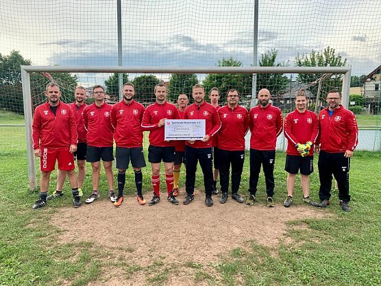 Dankbar und stolz zugleich: die Mitglieder des Sportclub Hesserode nach &Uuml;bergabe der Trainingsanz&uuml;ge durch Alexander Lautenbach (1. von rechts) (Foto: SC Hesserode)