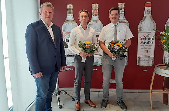 Christian B&ouml;duel gratuliert Alf Grabinsky und Stefan Hilbrecht (v.l.) (Foto: IHK)