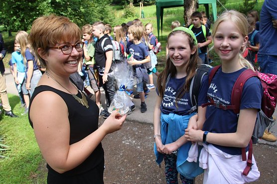 Auch für Medienpädagogin Claudia Ehrhardt gab es ein kleines Dankeschön (Foto: agl) Auch für Medienpädagogin Claudia Ehrhardt gab es ein kleines Dankeschön (Foto: agl)