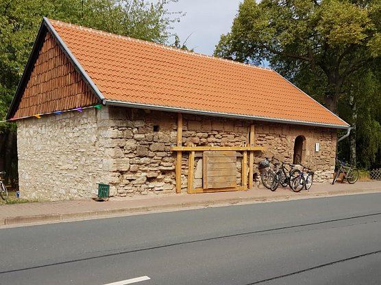 Welch ein Moment - nach &uuml;ber 200 Jahren wird an der mittelalterlichen Wegekapelle in Elende wieder der 1. Reisesegen erteilt. (Foto: Evangelischer Kirchenkreis S&uuml;dharz)