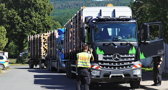 Gro&szlig;einsatz in Neustadt - die Polizei kontrollierte sieben Stunden lang Holztransporte (Foto: Landespolizeiinspektion Nordhausen)