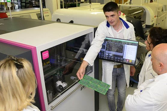 Rundgang in der Fertigung (Foto: Karsten Seifert) Rundgang in der Fertigung (Foto: Karsten Seifert)